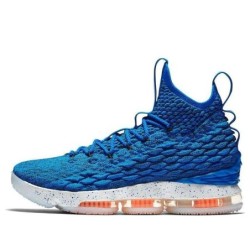 Nike LeBron 15 - Matériaux Légers et Respirants Haute Performance